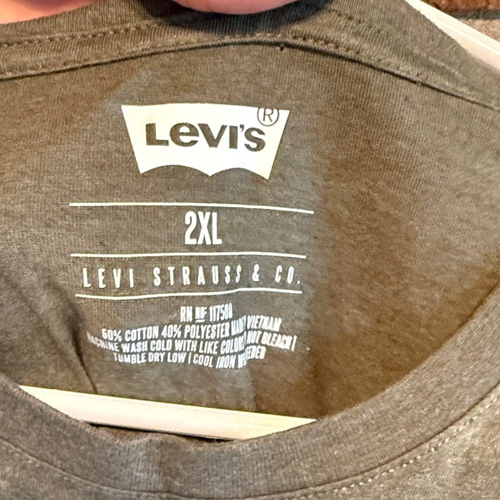 NWOT Levi's Men's Short Sleeve Tee - Picture 2 of 3